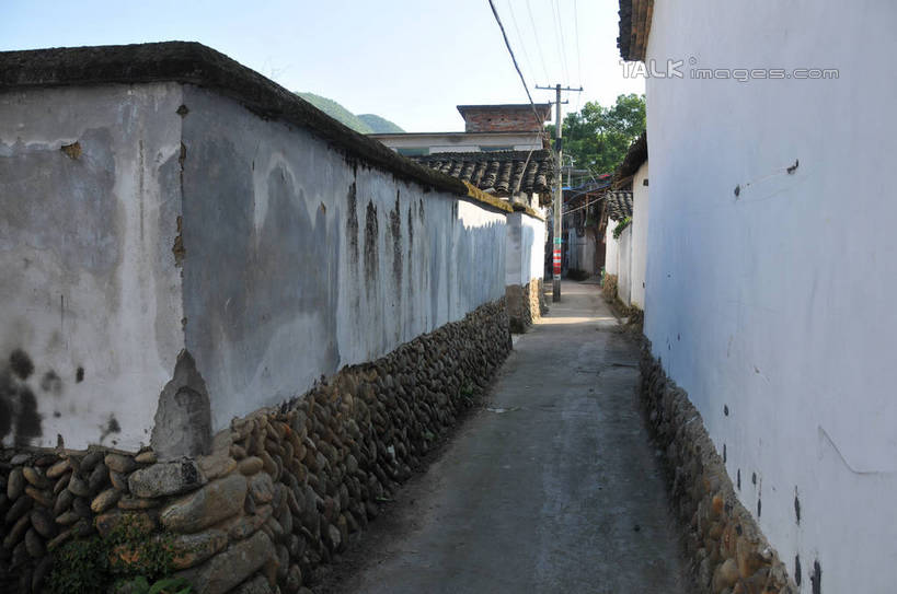 无人,家,横图,室外,白天,仰视,旅游,度假,美景,植物,窗户,道路,路,中国,亚洲,房屋,墙,屋子,景观,小路,交通,娱乐,浙江,楼房,玻璃窗,墙壁,墙面,住宅,树,树木,浙江省,蓝色,绿色,蓝天,天空,自然,天,享受,休闲,景色,放松,生长,晴朗,成长,自然风光,东亚,万里无云,中华人民共和国,华东地区,浙,丽水,丽水市,南尖岩,遂昌,南尖岩景区,遂昌县,晴空,晴空万里,彩图,低角度拍摄,房子,shsgf1