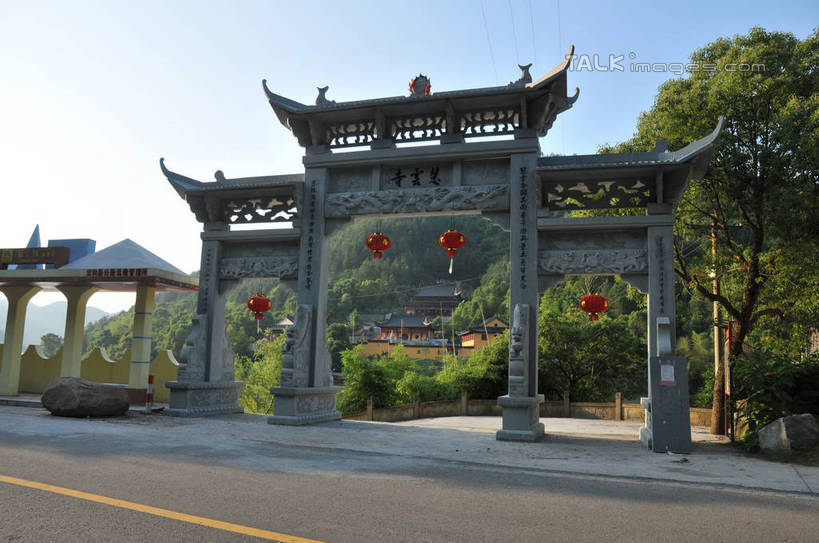 无人,横图,室外,白天,仰视,旅游,度假,美景,植物,门,照明,中国,亚洲,吊挂,悬挂,阴影,光线,灯笼,影子,纸灯笼,景观,拱门,挂,娱乐,浙江,树,树木,浙江省,蓝色,绿色,蓝天,天空,阳光,自然,灯具,门框,天,享受,休闲,景色,放松,生长,晴朗,成长,照亮,照明设备,自然风光,东亚,万里无云,中华人民共和国,华东地区,浙,丽水,丽水市,南尖岩,遂昌,南尖岩景区,遂昌县,晴空,晴空万里,彩图,低角度拍摄,shsgf1