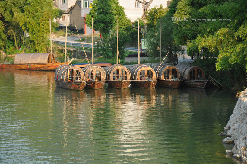 无人,横图,室外,白天,正面,旅游,度假,湖,湖泊,美景,水,植物,船,中国,亚洲,一排,许多,停靠,波纹,整齐,湖面,景观,水流,水面,木船,涟漪,很多,娱乐,浙江,树,树木,浙江省,排列,绿色,倒影,水纹,自然,交通工具,波浪,湖水,享受,休闲,景色,放松,生长,成长,倒映,舟,队列,停泊,自然风光,载具,东亚,中华人民共和国,华东地区,水晕,浙,丽水,丽水市,反照,南尖岩,遂昌,南尖岩景区,遂昌县,彩图,shsgf1