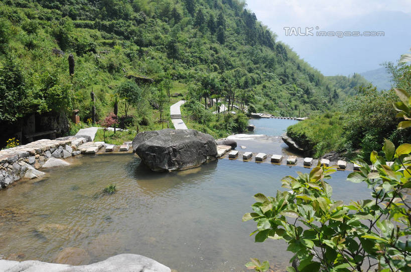 无人,横图,室外,白天,正面,旅游,度假,石头,美景,树林,植物,雾,道路,路,中国,亚洲,朦胧,模糊,石子,景观,小路,交通,娱乐,浙江,树,树木,浙江省,绿色,自然,享受,休闲,景色,放松,乡间小路,生长,成长,迷雾,自然风光,东亚,中华人民共和国,华东地区,浙,丽水,丽水市,南尖岩,遂昌,南尖岩景区,遂昌县,石块,岩石,大雾,彩图,shsgf1