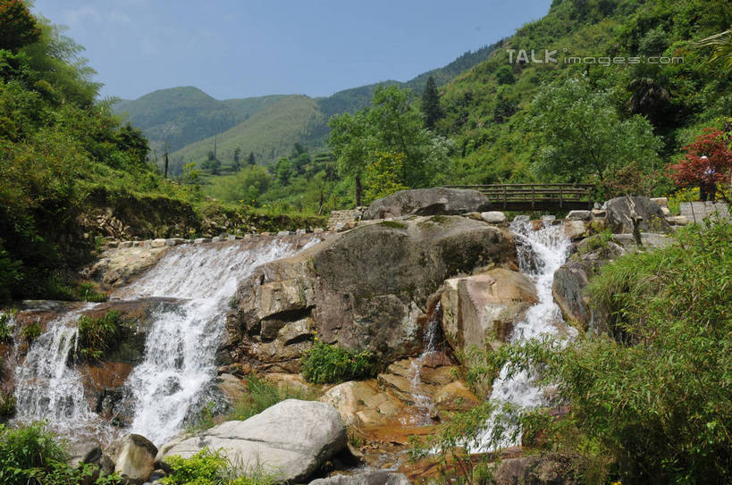 无人,横图,室外,白天,正面,旅游,度假,石头,美景,瀑布,森林,山,山脉,树林,水,植物,中国,亚洲,阴影,飞溅,溅,光线,石子,液体,影子,景观,山峰,水滴,山峦,娱乐,浙江,水珠,树,树木,浙江省,蓝色,绿色,蓝天,天空,阳光,自然,群山,天,享受,休闲,景色,放松,生长,晴朗,成长,喷洒,自然风光,东亚,万里无云,中华人民共和国,华东地区,浙,丽水,丽水市,南尖岩,遂昌,南尖岩景区,遂昌县,跌水,石块,岩石,晴空,晴空万里,彩图,shsgf1