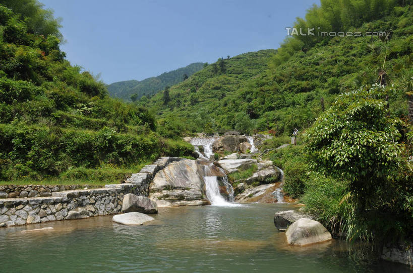 无人,横图,室外,白天,正面,旅游,度假,河流,石头,美景,瀑布,森林,山,山脉,树林,水,植物,中国,亚洲,阴影,飞溅,溅,光线,石子,液体,影子,河水,景观,山峰,水滴,水流,山峦,娱乐,浙江,水珠,树,树木,浙江省,蓝色,绿色,蓝天,天空,小溪,阳光,自然,群山,天,溪水,享受,休闲,景色,放松,生长,晴朗,成长,喷洒,自然风光,东亚,万里无云,中华人民共和国,华东地区,浙,丽水,丽水市,南尖岩,遂昌,南尖岩景区,遂昌县,跌水,石块,岩石,晴空,晴空万里,彩图,shsgf1