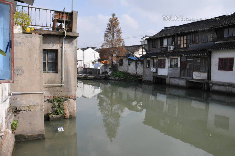 无人,家,横图,室外,白天,正面,旅游,度假,河流,名胜古迹,水,植物,标志建筑,地标,建筑,上海,中国,亚洲,波纹,遗迹,瓦片,房屋,屋顶,屋子,河水,水流,云,云朵,建筑群,涟漪,云彩,顶棚,瓦,古迹,文物,娱乐,建设,古建筑,楼房,住宅,树,树木,蓝色,绿色,白云,倒影,蓝天,水纹,天空,自然,波浪,天,享受,休闲,旅游胜地,放松,建造,朱家角,生长,晴朗,成长,申,倒映,青浦区,古文明,东亚,屋瓦,淀山湖,上海市,朱家角镇,中华人民共和国,沪,华东地区,水晕,反照,朱家角古镇,淀山湖风景区,晴空,彩图,房子,shsgf1