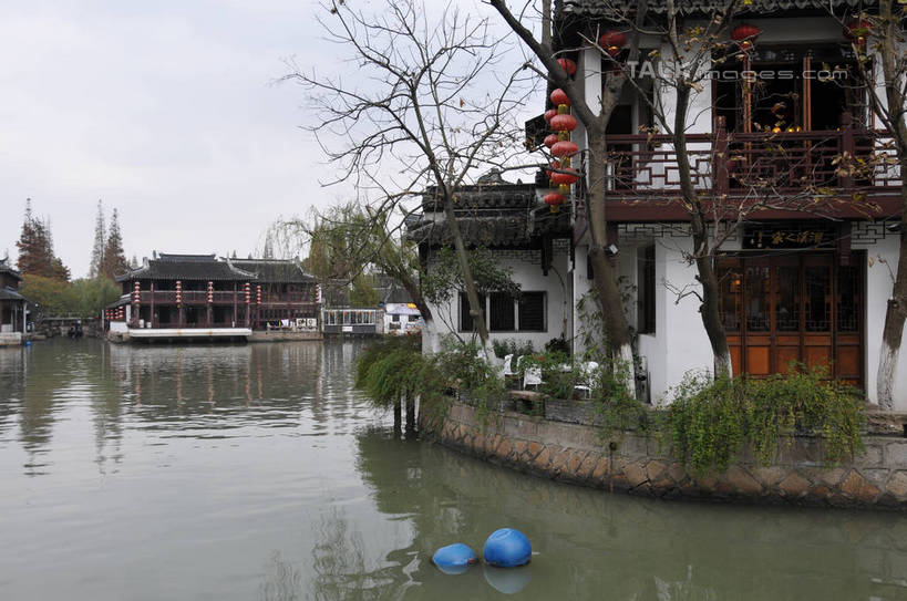 无人,家,横图,室外,白天,正面,旅游,度假,河流,名胜古迹,水,植物,标志建筑,地标,建筑,照明,上海,中国,亚洲,吊挂,悬挂,波纹,遗迹,灯笼,纸灯笼,房屋,屋子,河水,水流,建筑群,涟漪,挂,古迹,文物,娱乐,建设,古建筑,楼房,住宅,树,树木,绿色,倒影,水纹,自然,灯具,波浪,享受,休闲,旅游胜地,放松,朱家角,生长,成长,照亮,申,倒映,照明设备,青浦区,古文明,东亚,淀山湖,上海市,朱家角镇,中华人民共和国,沪,华东地区,水晕,反照,朱家角古镇,淀山湖风景区,彩图,房子,shsgf1