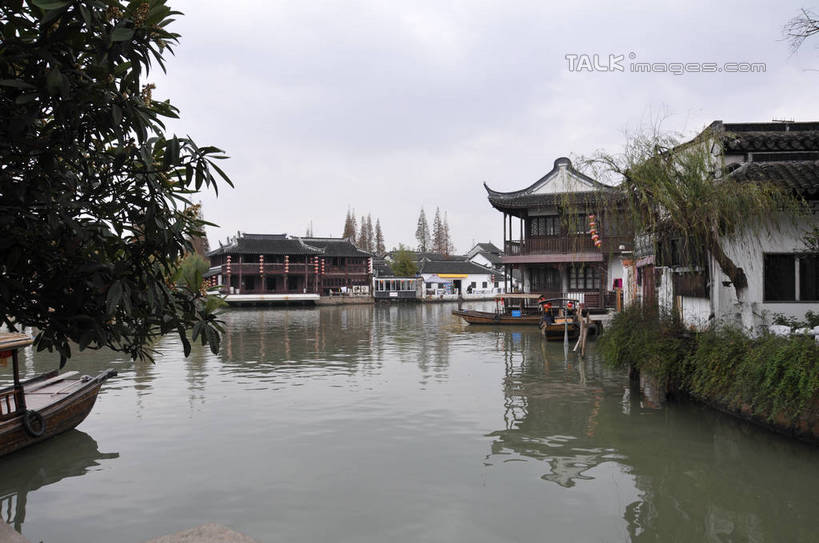 无人,家,横图,室外,白天,正面,旅游,度假,河流,名胜古迹,水,植物,标志建筑,地标,建筑,照明,上海,中国,亚洲,吊挂,悬挂,波纹,遗迹,灯笼,纸灯笼,房屋,屋子,河水,水流,建筑群,涟漪,挂,古迹,文物,娱乐,建设,古建筑,楼房,住宅,树,树木,绿色,倒影,水纹,自然,灯具,波浪,享受,休闲,旅游胜地,放松,朱家角,生长,成长,照亮,申,倒映,照明设备,青浦区,古文明,东亚,淀山湖,上海市,朱家角镇,中华人民共和国,沪,华东地区,水晕,反照,朱家角古镇,淀山湖风景区,彩图,房子,shsgf1