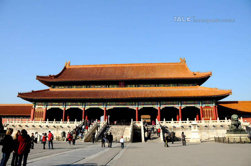 东方人,故宫,宫殿,栏杆,走,横图,室外,白天,正面,旅游,度假,名胜古迹,楼梯,标志建筑,地标,建筑,哺乳动物,野生动物,狮子,雕塑,北京,中国,亚洲,行人,游客,游人,阴影,服装,辟邪,遗迹,艺术,装饰,光线,雕刻,雕像,扶手,瓦片,影子,阶梯,屋顶,首都,许多人,顶棚,瓦,休闲装,黄种人,古迹,文化,文物,娱乐,建设,古建筑,护栏,石雕,路人,旅客,台阶,衣服,蓝色,蓝天,天空,阳光,动物,工艺品,石狮,紫禁城,天,祈祷,一群人,享受,休闲,健康,休闲服,旅游胜地,放松,许愿,建造,服饰,晴朗,纪念,祈求,美术,权利,主题,凶猛,陈列,古文明,东亚,屋瓦,万里无云,中华人民共和国,北京市,京,北平,华北地区,功能,美学,驱邪,祛邪,避邪,北京故宫博物院,守护神,过客,残暴,平安,凶残,男人,男性,年轻男性,年轻女性,女人,女性,亚洲人,晴空,晴空万里,步行,散步,走路,半身,彩图,shsgf1