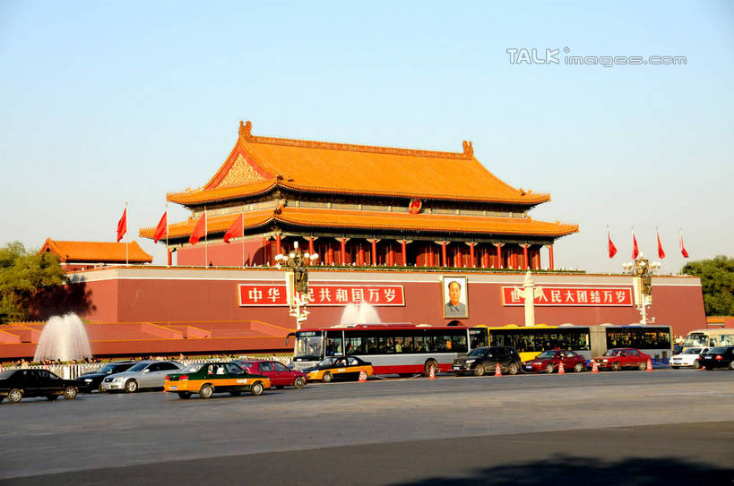 无人,天安门,横图,室外,白天,正面,旅游,度假,名胜古迹,植物,标志建筑,道路,地标,建筑,路,公路,公共汽车,旗帜,国旗,雕塑,北京,天安门广场,中国,亚洲,阴影,遗迹,艺术,装饰,光线,标志,雕刻,雕像,文字,影子,字符,巴士,公交车,交通,首都,古迹,文物,娱乐,标识,建设,古建筑,五星红旗,车,树,树木,蓝色,绿色,蓝天,天空,阳光,自然,工艺品,交通工具,轿车,天,享受,休闲,汉字,旅游胜地,放松,生长,晴朗,成长,纪念,美术,中文,载具,主题,陈列,中国国旗,古文明,东亚,万里无云,中华人民共和国,东城区,北京市,京,北平,华北地区,功能,美学,国文,华文,天安门城楼,旗,晴空,晴空万里,马路,彩图,红地五星旗,中华人民共和国国旗,承天门,shsgf1