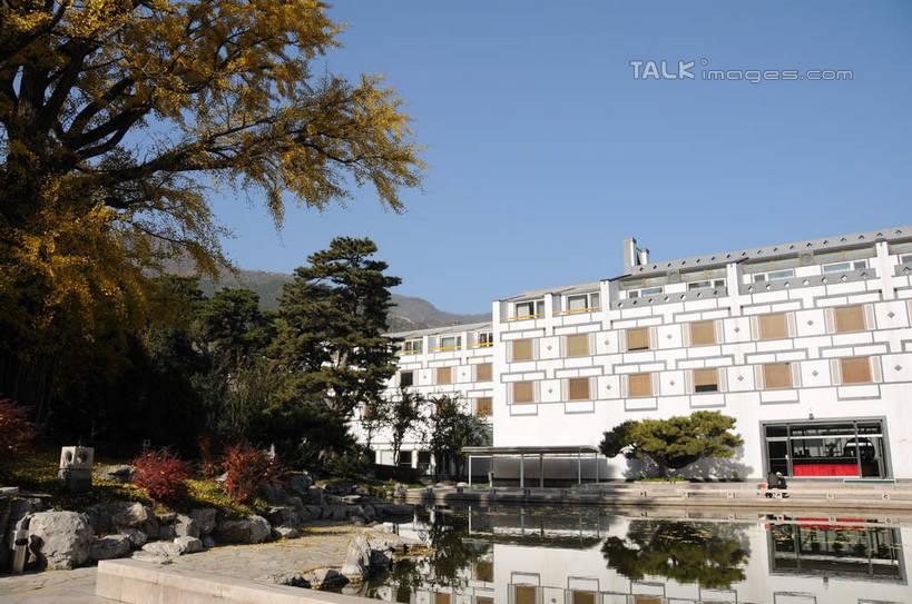 无人,餐厅,横图,室外,白天,正面,旅游,度假,湖,湖泊,美景,秋季,水,植物,叶子,北京,中国,亚洲,阴影,波纹,光线,影子,湖面,景观,水流,水面,果树,枯叶,落叶,柿子树,涟漪,首都,娱乐,树,树木,蓝色,绿色,倒影,蓝天,水纹,天空,阳光,自然,波浪,湖水,天,享受,休闲,景色,放松,生长,晴朗,成长,倒映,自然风光,东亚,黄栌,火炬树,紫叶小檗,紫叶李,香山饭店,香山公园,火杞,红叶小檗,红叶李,鹿角漆,万里无云,中华人民共和国,北京市,京,北平,华北地区,水晕,小檗,黄杨木,反照,叶,叶片,晴空,晴空万里,秋,秋天,彩图,餐馆,饭店,饭馆,樱桃李,黄栌木,黄栌树,黄栌台,摩林罗,乌牙木,烟树,shsgf1