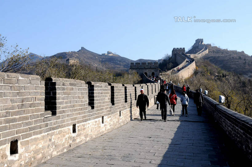 东方人,走,横图,室外,白天,正面,旅游,度假,名胜古迹,山,山脉,树林,植物,标志建筑,地标,建筑,北京,长城,中国,亚洲,行人,游客,游人,阴影,服装,遗迹,光线,影子,山峰,山峦,首都,许多人,休闲装,黄种人,古迹,文物,娱乐,建设,古建筑,路人,旅客,树,树木,衣服,蓝色,绿色,蓝天,天空,阳光,自然,群山,天,一群人,享受,休闲,休闲服,旅游胜地,放松,服饰,生长,晴朗,成长,万里长城,烽火台,古文明,东亚,八达岭,八达岭长城,万里无云,中华人民共和国,北京市,京,北平,华北地区,延庆县,过客,军都山,男人,男性,年轻男性,年轻女性,女人,女性,亚洲人,晴空,晴空万里,步行,散步,走路,彩图,全身,墩台,烽堠,烽燧,烟墩,shsgf1
