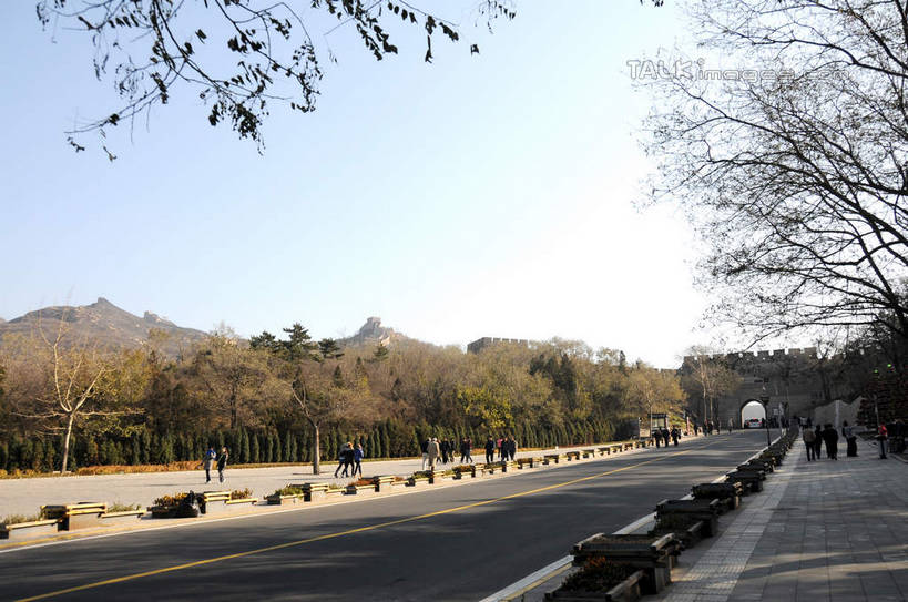 无人,横图,室外,白天,正面,旅游,度假,名胜古迹,山,山脉,植物,标志建筑,道路,地标,建筑,路,公路,北京,长城,中国,亚洲,阴影,遗迹,光线,影子,山峰,分界线,停车线,交通,山峦,首都,古迹,文物,娱乐,建设,古建筑,树,树木,蓝色,绿色,蓝天,天空,阳光,自然,群山,天,享受,休闲,旅游胜地,放松,生长,晴朗,成长,车行道,车行道分界线,标线,万里长城,古文明,东亚,车行线,八达岭,八达岭长城,万里无云,中华人民共和国,北京市,京,北平,华北地区,延庆县,军都山,晴空,晴空万里,马路,彩图,shsgf1