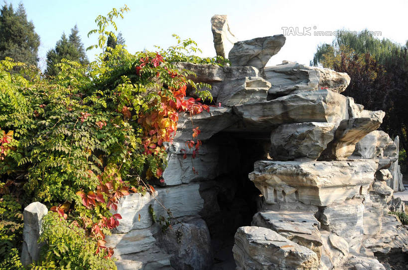 无人,公园,横图,室外,白天,正面,旅游,度假,石头,名胜古迹,山,植物,标志建筑,地标,建筑,北京,圆明园,中国,亚洲,阴影,遗迹,艺术,光线,石子,影子,手工艺品,山峰,山峦,首都,古迹,文化,文物,娱乐,建设,古建筑,树,树木,蓝色,绿色,蓝天,天空,阳光,自然,工艺品,天,享受,休闲,假山,旅游胜地,放松,生长,晴朗,成长,高雅,古文明,东亚,海淀区,万里无云,中华人民共和国,北京市,京,北平,华北地区,自信心,品位,石块,岩石,晴空,晴空万里,彩图,圆明园遗址,圆明园遗址公园,小山,shsgf1