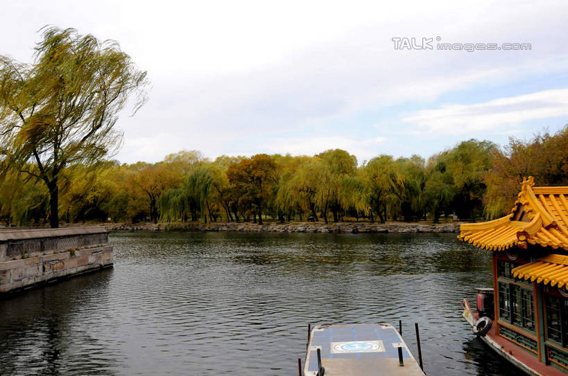 无人,颐和园,宫殿,横图,室外,白天,正面,旅游,度假,湖,湖泊,名胜古迹,树林,水,植物,标志建筑,地标,建筑,船,北京,中国,亚洲,阴影,波纹,遗迹,光线,影子,湖面,水流,水面,云,云朵,涟漪,首都,云彩,古迹,文物,娱乐,建设,古建筑,树,树木,蓝色,绿色,白云,倒影,蓝天,水纹,天空,阳光,自然,交通工具,波浪,湖水,天,享受,休闲,旅游胜地,放松,生长,晴朗,成长,倒映,舟,权利,载具,古文明,东亚,乌篷船,海淀区,中华人民共和国,北京市,京,北平,华北地区,水晕,皇家园林,反照,清漪园,晴空,彩图,shsgf1