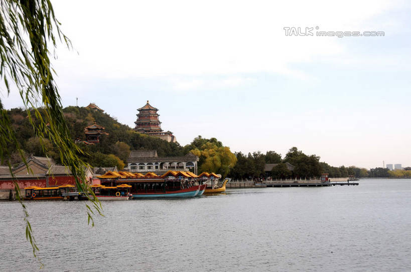 无人,颐和园,宫殿,横图,室外,白天,正面,旅游,度假,湖,湖泊,名胜古迹,山,山脉,树林,水,植物,标志建筑,地标,建筑,船,柳树,北京,中国,亚洲,停靠,波纹,遗迹,湖面,山峰,水流,水面,云,云朵,塔,涟漪,山峦,首都,云彩,古迹,文物,娱乐,建设,古建筑,宝塔,垂柳,佛塔,树,树木,蓝色,绿色,白云,蓝天,水纹,天空,自然,交通工具,波浪,湖水,群山,天,享受,休闲,旅游胜地,放松,生长,晴朗,成长,权利,停泊,载具,龙船,古文明,东亚,海淀区,万寿山,昆明湖,中华人民共和国,北京市,京,北平,华北地区,水晕,皇家园林,倒挂柳,浮图,浮屠,清漪园,晴空,垂枝柳,彩图,塔婆,浮图塔,浮头,佛图,shsgf1