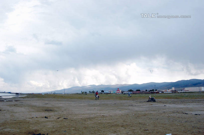 无人,横图,室外,白天,正面,旅游,度假,草地,草坪,美景,山,山脉,植物,摩托车,马,野生动物,青海湖,中国,亚洲,景观,山峰,乌云,云,阴天,云朵,山峦,云彩,娱乐,车,草,绿色,天空,自然,动物,交通工具,群山,天,享受,休闲,景色,放松,运输,牲畜,昏暗,阴沉,自然风光,载具,东亚,青海,青海省,中华人民共和国,西北地区,青,咸水湖,彩图,shsgf1