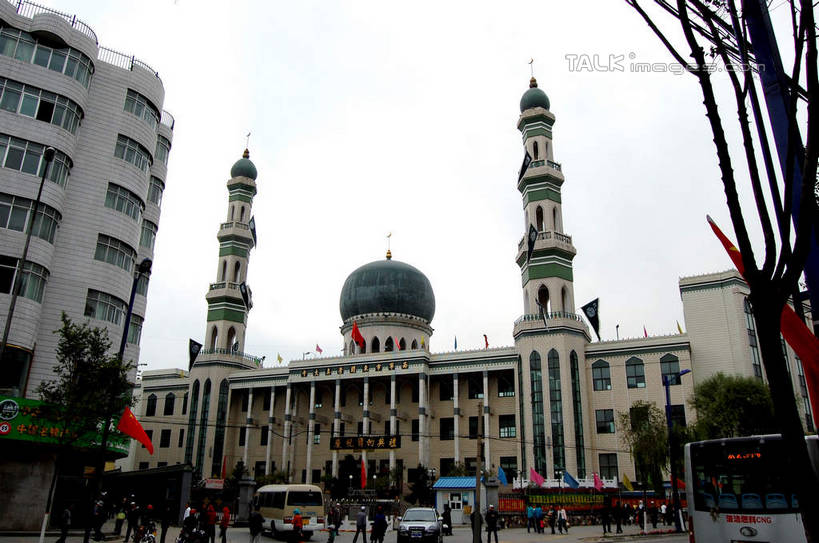 东方人,走,横图,室外,白天,仰视,旅游,度假,名胜古迹,植物,窗户,标志建筑,地标,建筑,汽车,中国,亚洲,行人,游客,游人,服装,节日,遗迹,墙,许多人,休闲装,黄种人,古迹,文化,文物,娱乐,建设,古建筑,路人,旅客,玻璃窗,墙壁,墙面,车,树,树木,衣服,绿色,天空,自然,交通工具,轿车,天,祈祷,一群人,享受,休闲,健康,休闲服,旅游胜地,放松,许愿,宗教,服饰,信仰,生长,成长,纪念,祈求,伊斯兰教,载具,清真寺,古文明,东亚,青海,青海省,西宁,东关清真大寺,中华人民共和国,省会,西北地区,西宁市,青,过客,平安,男人,男性,年轻男性,年轻女性,女人,女性,亚洲人,步行,散步,走路,半身,彩图,低角度拍摄,城东区,东关大街,shsgf1