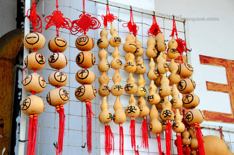 无人,商店,横图,室外,白天,正面,度假,美景,城市风光,城市,上海,中国,亚洲,一排,吊挂,悬挂,艺术,整齐,手工艺品,墙,景观,挂,文化,娱乐,商铺,墙壁,墙面,排列,工艺品,中国结,享受,休闲,景色,放松,申,高雅,队列,饰物,东亚,上海市,中华人民共和国,沪,华东地区,自信心,品位,市肆,商号,彩图,店铺,shsgf1