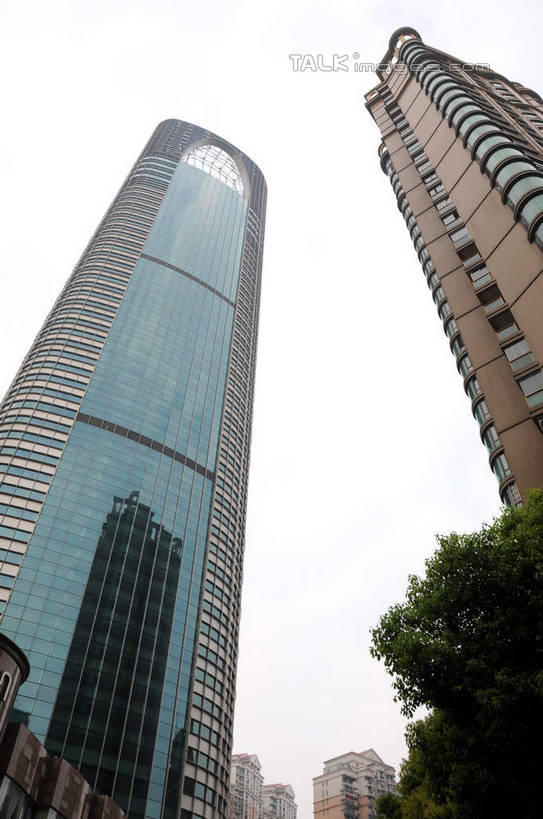 无人,高楼大厦,竖图,室外,白天,仰视,度假,美景,植物,窗户,城市风光,标志建筑,城市,大厦,地标,建筑,摩天大楼,上海,中国,亚洲,墙,景观,娱乐,建设,浦东,玻璃窗,墙壁,墙面,树,树木,绿色,天空,自然,天,享受,休闲,景色,放松,环球金融中心,生长,成长,申,陆家嘴,浦东新区,上海环球金融中心,东亚,上海市,中华人民共和国,沪,华东地区,环球金融中心大厦,彩图,低角度拍摄,大楼,高层建筑,高楼,摩天楼,shsgf1