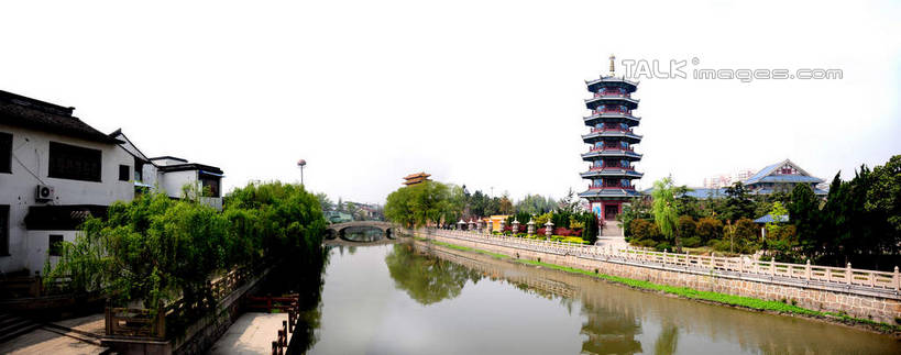 东方人,家,寺庙,走,横图,室外,白天,正面,旅游,度假,河流,名胜古迹,水,植物,标志建筑,地标,建筑,上海,中国,亚洲,行人,游客,游人,波纹,服装,节日,遗迹,房屋,屋子,河水,水流,塔,涟漪,许多人,休闲装,黄种人,古迹,文化,文物,娱乐,建设,古建筑,宝塔,楼房,路人,旅客,佛塔,住宅,树,树木,古镇,衣服,绿色,倒影,水纹,天空,自然,庙宇,波浪,天,祈祷,一群人,享受,休闲,健康,休闲服,旅游胜地,放松,许愿,宗教,服饰,佛教,信仰,生长,成长,纪念,祈求,申,倒映,古文明,东亚,七宝镇,闵行区,上海市,七宝寺,七宝教寺,中华人民共和国,沪,华东地区,七宝,水晕,释教,浮图,浮屠,反照,过客,七宝古镇,平安,男人,男性,年轻男性,年轻女性,女人,女性,亚洲人,步行,散步,走路,彩图,全身,房子,庙,寺,塔婆,浮图塔,浮头,佛图,shsgf1