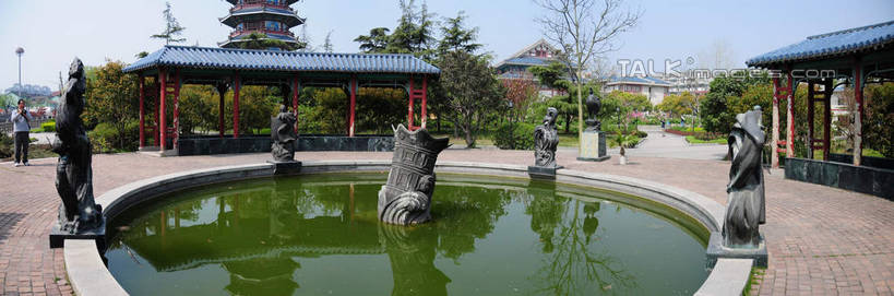 无人,寺庙,横图,室外,白天,正面,旅游,度假,名胜古迹,植物,标志建筑,地标,建筑,雕塑,上海,中国,亚洲,阴影,节日,遗迹,艺术,装饰,光线,雕刻,雕像,影子,池塘,水池,塔,古迹,文化,文物,娱乐,建设,古建筑,宝塔,石雕,佛塔,树,树木,古镇,蓝色,绿色,倒影,蓝天,天空,阳光,自然,工艺品,庙宇,天,祈祷,享受,休闲,健康,旅游胜地,放松,许愿,宗教,佛教,信仰,生长,晴朗,成长,纪念,祈求,美术,申,倒映,主题,陈列,古文明,东亚,七宝镇,闵行区,上海市,七宝寺,七宝教寺,万里无云,中华人民共和国,沪,华东地区,七宝,功能,美学,释教,浮图,浮屠,反照,七宝古镇,平安,晴空,晴空万里,彩图,庙,寺,塔婆,浮图塔,浮头,佛图,shsgf1