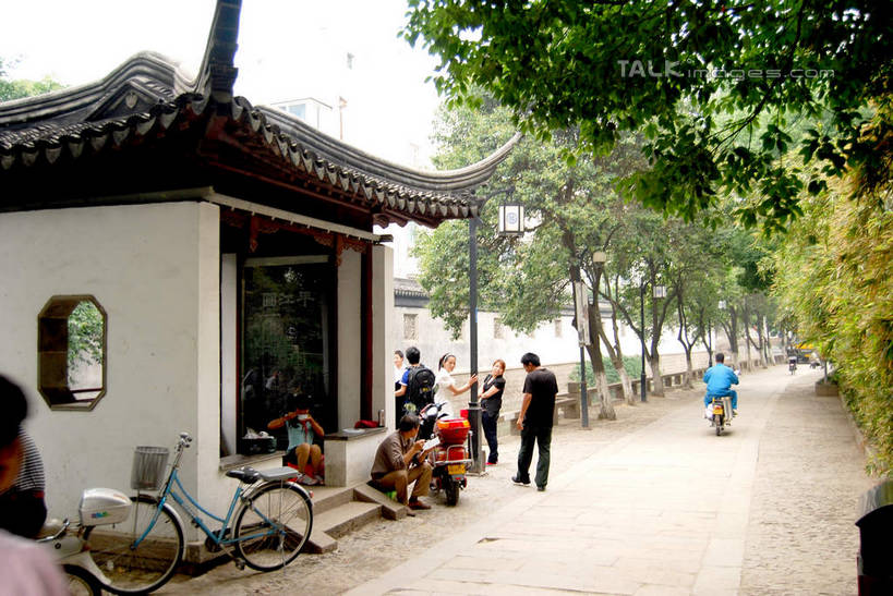 东方人,家,走,横图,室外,白天,正面,旅游,度假,美景,植物,楼梯,城市风光,城市,道路,建筑,路,自行车,中国,亚洲,行人,游客,游人,服装,房屋,阶梯,屋子,景观,公寓,小路,交通,许多人,休闲装,黄种人,娱乐,建设,江苏,苏州,洋房,楼房,路人,旅客,台阶,住宅,车,脚踏车,树,树木,衣服,绿色,天空,自然,交通工具,天,一群人,享受,休闲,休闲服,景色,放松,服饰,生长,成长,载具,东亚,江苏省,平江路,苏州市,中华人民共和国,华东地区,苏,过客,男人,男性,年轻男性,年轻女性,女人,女性,亚洲人,步行,散步,走路,彩图,全身,房子,平江,平江区,shsgf1