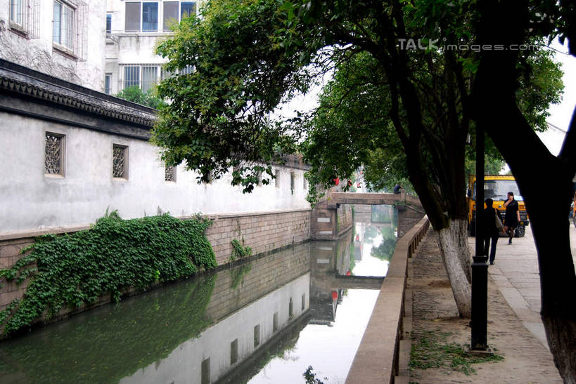 无人,家,横图,室外,白天,正面,旅游,度假,河流,美景,水,植物,窗户,城市风光,城市,道路,建筑,路,中国,亚洲,波纹,房屋,墙,屋子,河水,景观,水流,公寓,小路,交通,涟漪,娱乐,建设,江苏,苏州,洋房,楼房,玻璃窗,墙壁,墙面,住宅,树,树木,绿色,倒影,水纹,自然,波浪,享受,休闲,景色,放松,生长,成长,倒映,东亚,江苏省,平江路,苏州市,中华人民共和国,华东地区,苏,水晕,反照,彩图,房子,平江,平江区,shsgf1