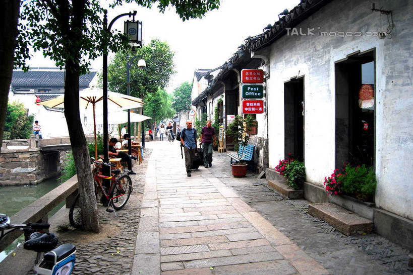 东方人,家,走,横图,室外,白天,正面,旅游,度假,美景,植物,城市风光,城市,道路,建筑,路,自行车,中国,亚洲,行人,游客,游人,阴影,服装,光线,影子,房屋,墙,屋子,景观,公寓,小路,交通,许多人,休闲装,黄种人,娱乐,建设,江苏,苏州,洋房,楼房,路人,旅客,墙壁,墙面,住宅,车,脚踏车,树,树木,衣服,绿色,天空,阳光,自然,交通工具,天,一群人,享受,休闲,休闲服,景色,放松,服饰,生长,成长,载具,东亚,江苏省,平江路,苏州市,中华人民共和国,华东地区,苏,过客,男人,男性,年轻男性,年轻女性,女人,女性,亚洲人,步行,散步,走路,彩图,全身,房子,平江,平江区,shsgf1