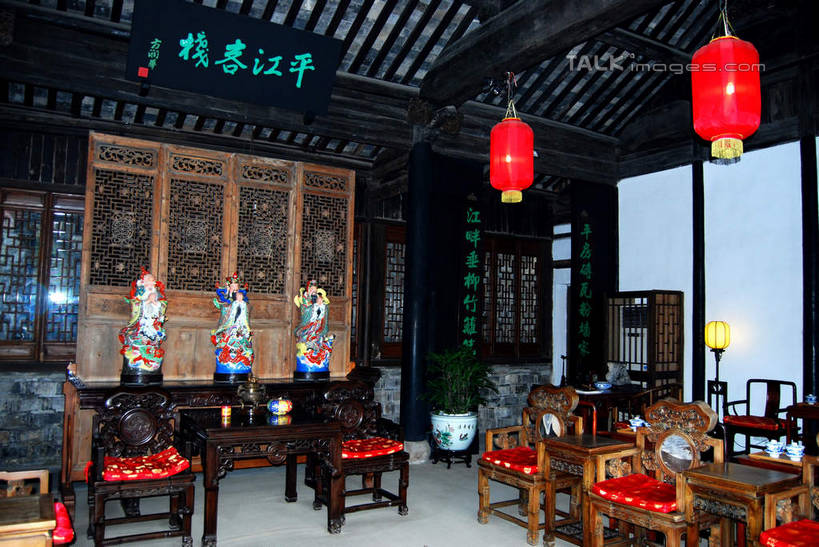 无人,家,横图,室内,白天,正面,旅游,度假,美景,家具,屏风,桌面,桌子,城市风光,城市,建筑,椅子,照明,雕塑,中国,亚洲,吊挂,悬挂,艺术,装饰,木制,灯笼,雕刻,雕像,纸灯笼,房屋,木椅,木桌,屋子,景观,公寓,挂,娱乐,建设,江苏,苏州,洋房,楼房,住宅,木制品,工艺品,灯具,享受,休闲,景色,放松,纪念,协调,照亮,美术,遮挡,照明设备,主题,分隔,陈列,东亚,江苏省,平江路,苏州市,中华人民共和国,华东地区,苏,功能,美学,美化,彩图,房子,平江,平江区,木桌子,shsgf1