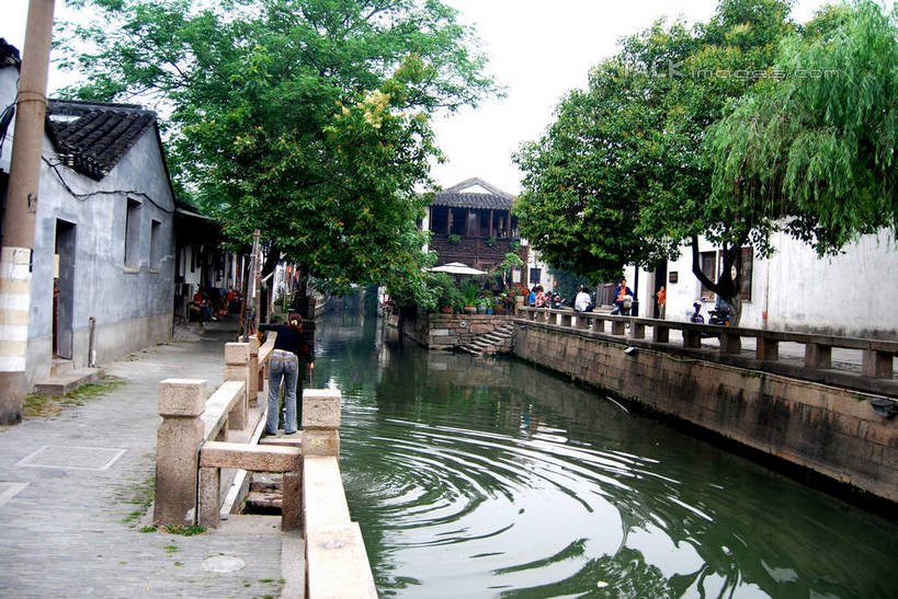 无人,家,栏杆,横图,室外,白天,正面,旅游,度假,河流,美景,水,植物,城市风光,城市,道路,建筑,路,中国,亚洲,波纹,房屋,屋子,河水,景观,水流,公寓,围栏,小路,交通,涟漪,娱乐,建设,江苏,苏州,洋房,护栏,楼房,住宅,树,树木,绿色,倒影,水纹,天空,自然,波浪,天,享受,休闲,景色,放松,生长,成长,倒映,东亚,江苏省,平江路,苏州市,中华人民共和国,华东地区,苏,水晕,反照,彩图,房子,平江,平江区,shsgf1