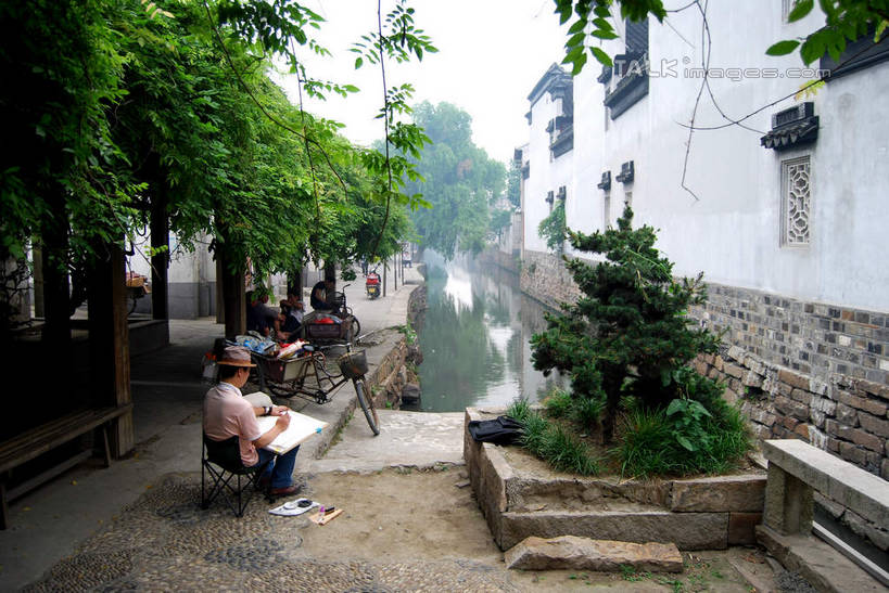 东方人,家,坐,横图,室外,白天,正面,旅游,度假,河流,美景,水,植物,城市风光,城市,建筑,椅子,中国,亚洲,行人,游客,游人,服装,房屋,屋子,河水,景观,水流,公寓,常春藤,爬山虎,草药,许多人,休闲装,黄种人,娱乐,建设,江苏,苏州,洋房,楼房,中药,路人,旅客,住宅,树,树木,衣服,绿色,倒影,天空,自然,天,一群人,享受,休闲,休闲服,景色,放松,服饰,生长,成长,倒映,药材,中草药,爬墙虎,东亚,江苏省,平江路,苏州市,中药材,本草,地锦,趴山虎,巴山虎,中华人民共和国,华东地区,苏,反照,过客,男人,男性,年轻男性,年轻女性,女人,女性,亚洲人,坐着,彩图,全身,房子,平江,平江区,常青藤,shsgf1