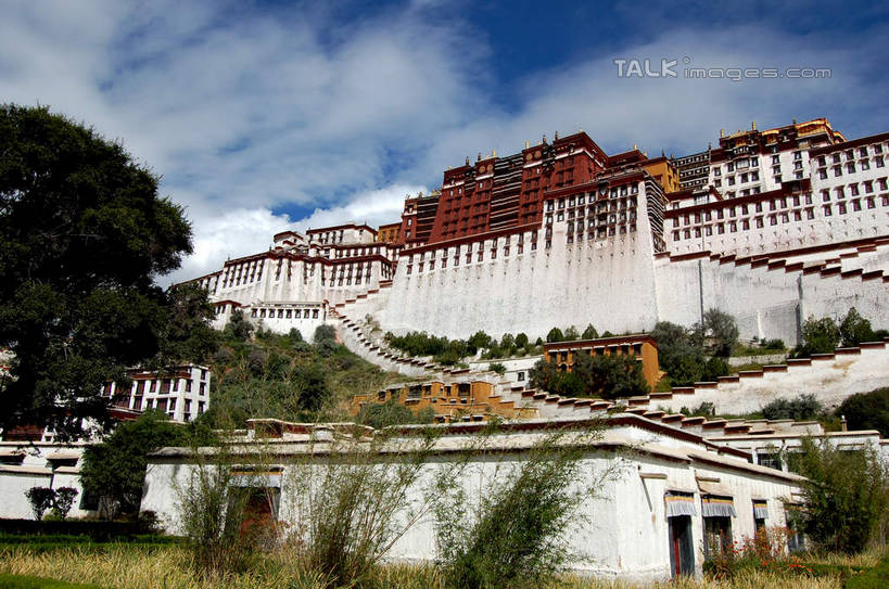 无人,宫殿,横图,室外,白天,仰视,旅游,度假,草地,草坪,名胜古迹,山,山脉,植物,标志建筑,地标,建筑,布达拉宫,中国,亚洲,阴影,节日,遗迹,光线,影子,山峰,云,云朵,建筑群,山峦,云彩,古迹,文化,文物,娱乐,建设,古建筑,拉萨,西藏,草,树,树木,蓝色,绿色,白云,蓝天,天空,阳光,自然,群山,天,祈祷,享受,休闲,健康,旅游胜地,放松,许愿,宗教,佛教,信仰,生长,晴朗,成长,纪念,祈求,藏,古文明,东亚,西藏自治区,首府,中华人民共和国,西南地区,拉萨市,释教,第二普陀山,平安,晴空,彩图,低角度拍摄,shsgf1