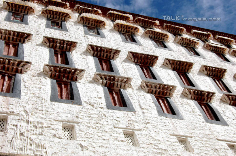 无人,宫殿,横图,室外,白天,仰视,旅游,度假,名胜古迹,窗户,标志建筑,地标,建筑,布达拉宫,中国,亚洲,阴影,节日,遗迹,光线,影子,墙,云,云朵,建筑群,云彩,古迹,文化,文物,娱乐,建设,古建筑,拉萨,西藏,玻璃窗,墙壁,墙面,蓝色,白云,蓝天,天空,阳光,天,祈祷,享受,休闲,健康,旅游胜地,放松,许愿,宗教,佛教,信仰,晴朗,纪念,祈求,藏,古文明,东亚,西藏自治区,首府,中华人民共和国,西南地区,拉萨市,释教,第二普陀山,平安,晴空,彩图,低角度拍摄,shsgf1