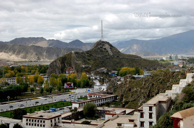 无人,宫殿,横图,俯视,室外,白天,旅游,度假,名胜古迹,山,山脉,植物,标志建筑,地标,建筑,布达拉宫,中国,亚洲,阴影,节日,遗迹,光线,影子,山峰,云,云朵,建筑群,山峦,云彩,古迹,文化,文物,娱乐,建设,古建筑,拉萨,西藏,树,树木,蓝色,绿色,白云,蓝天,天空,阳光,自然,群山,天,祈祷,享受,休闲,健康,旅游胜地,放松,许愿,宗教,佛教,信仰,生长,晴朗,成长,纪念,祈求,藏,古文明,东亚,西藏自治区,首府,中华人民共和国,西南地区,拉萨市,释教,第二普陀山,平安,晴空,彩图,高角度拍摄,shsgf1