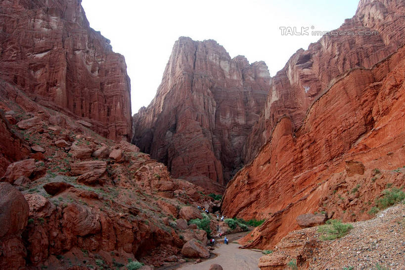 无人,横图,室外,白天,正面,旅游,度假,石头,美景,山,山脉,峡谷,植物,中国,亚洲,阴影,光线,石子,影子,景观,山峰,山谷,山峦,娱乐,蓝色,绿色,蓝天,天空,阳光,自然,群山,天,享受,休闲,景色,放松,生长,晴朗,成长,岩层,自然风光,东亚,库车,天山大峡谷,新疆,万里无云,中华人民共和国,新疆维吾尔自治区,西北地区,石块,岩石,晴空,晴空万里,彩图,阿克苏地区,库车大峡谷,库车县,新,shsgf1