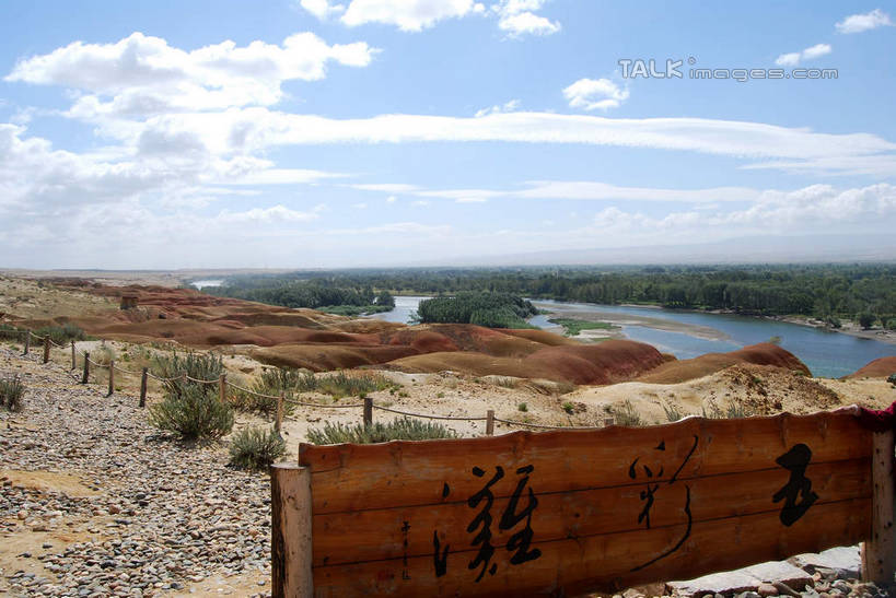 无人,横图,室外,白天,正面,旅游,度假,草地,草坪,河流,美景,森林,沙滩,树林,水,植物,中国,亚洲,阴影,光线,标志,沙子,文字,影子,字符,河岸,河水,河滩,景观,水流,云,云朵,沙地,云彩,娱乐,标识,草,树,树木,蓝色,绿色,白云,蓝天,天空,阳光,自然,天,享受,休闲,汉字,景色,放松,生长,晴朗,成长,中文,自然风光,东亚,新疆,阿勒泰地区,布尔津县,伊犁,五彩滩,中华人民共和国,国文,华文,新疆维吾尔自治区,西北地区,伊犁哈萨克自治州,晴空,彩图,布尔津,新,shsgf1