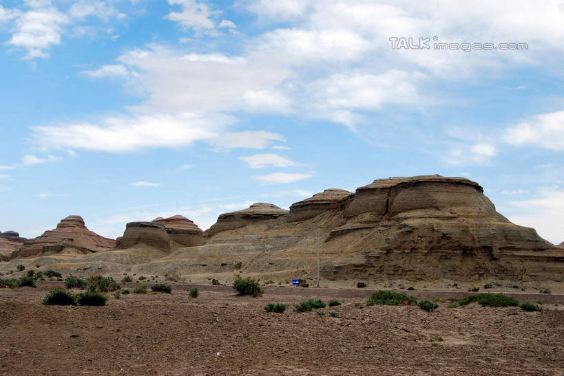无人,横图,室外,白天,正面,旅游,度假,荒凉,石头,美景,植物,中国,亚洲,阴影,枯萎,光线,石子,影子,景观,云,云朵,枯草,云彩,娱乐,草,黄色,蓝色,白云,蓝天,天空,阳光,自然,天,享受,休闲,景色,放松,晴朗,自然风光,东亚,魔鬼城,新疆,乌尔禾风城,克拉玛依,中华人民共和国,新疆维吾尔自治区,西北地区,克拉玛依市,荒地,荒芜,石块,岩石,晴空,彩图,准噶尔,准噶尔盆地,新,shsgf1
