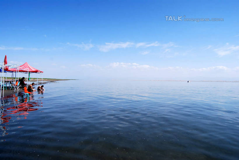 无人,横图,室外,白天,正面,旅游,度假,湖,湖泊,美景,水,中国,亚洲,阴影,波纹,光线,伞,影子,雨伞,遮阳伞,湖面,景观,水流,水面,云,云朵,涟漪,云彩,娱乐,阳伞,蓝色,白云,蓝天,水纹,天空,阳光,自然,波浪,湖水,天,享受,休闲,景色,放松,晴朗,太阳伞,自然风光,东亚,新疆,库尔勒,中华人民共和国,水晕,新疆维吾尔自治区,西北地区,巴音郭楞,巴音郭楞蒙古自治州,晴空,彩图,新,shsgf1