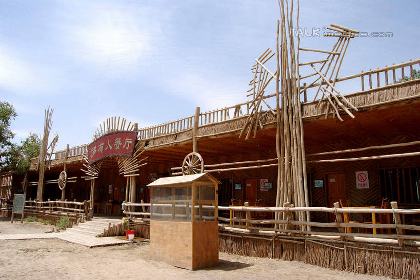 无人,餐厅,家,横图,室外,白天,正面,旅游,度假,美景,植物,中国,亚洲,阴影,光线,影子,房屋,屋子,景观,云,云朵,云彩,娱乐,楼房,住宅,树,树木,蓝色,绿色,白云,蓝天,天空,阳光,自然,天,享受,休闲,景色,放松,生长,晴朗,成长,自然风光,东亚,新疆,库尔勒,中华人民共和国,新疆维吾尔自治区,西北地区,巴音郭楞,巴音郭楞蒙古自治州,晴空,彩图,房子,餐馆,饭店,饭馆,新,shsgf1