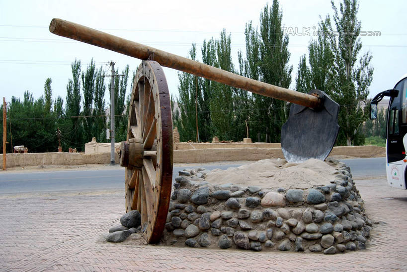 无人,横图,室外,白天,正面,旅游,度假,石头,美景,名胜古迹,植物,标志建筑,地标,建筑,金属制品,中国,亚洲,遗迹,金属,工具,石子,景观,古迹,文物,娱乐,建设,古建筑,树,树木,蓝色,绿色,蓝天,天空,自然,轮胎,天,享受,休闲,旅游胜地,景色,放松,生长,晴朗,成长,耙子,自然风光,古文明,东亚,农具,吐鲁番,新疆,维吾尔古村,万里无云,中华人民共和国,新疆维吾尔自治区,西北地区,耕具,石块,岩石,晴空,晴空万里,彩图,火洲,吐鲁番地区,新,shsgf1