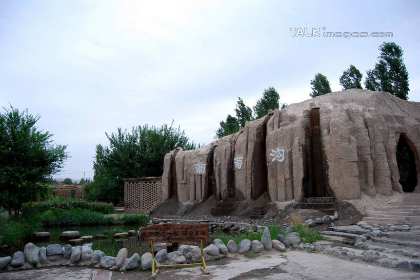 无人,横图,室外,白天,仰视,旅游,度假,石头,美景,植物,中国,亚洲,阴影,光线,标志,石子,文字,影子,字符,景观,娱乐,标识,树,树木,蓝色,绿色,蓝天,天空,阳光,自然,天,享受,休闲,汉字,景色,放松,生长,晴朗,成长,中文,自然风光,东亚,吐鲁番,新疆,万里无云,中华人民共和国,国文,华文,新疆维吾尔自治区,西北地区,石块,岩石,晴空,晴空万里,彩图,低角度拍摄,火洲,吐鲁番地区,新,shsgf1