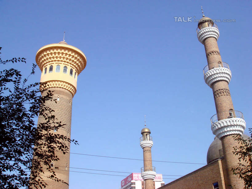 无人,横图,室外,白天,仰视,旅游,度假,植物,标志建筑,地标,建筑,中国,亚洲,阴影,光线,影子,墙,娱乐,建设,墙壁,墙面,树,树木,蓝色,绿色,蓝天,天空,阳光,自然,天,享受,休闲,旅游胜地,放松,生长,晴朗,成长,东亚,乌鲁木齐,新疆,国际大巴扎,万里无云,首府,中华人民共和国,乌鲁木齐市,新疆维吾尔自治区,西北地区,大巴扎,晴空,晴空万里,彩图,低角度拍摄,二道桥,二道桥商业圈,天山区,新疆国际大巴扎,新,shsgf1