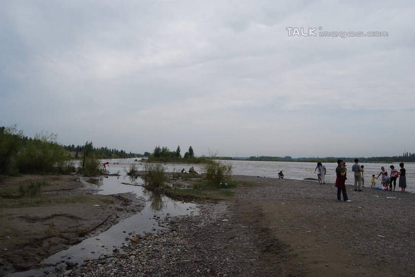 东方人,走,横图,室外,白天,正面,旅游,度假,草地,草坪,河流,美景,水,植物,中国,亚洲,行人,游客,游人,波纹,服装,河水,景观,水流,涟漪,许多人,休闲装,黄种人,娱乐,路人,旅客,草,树,树木,衣服,绿色,倒影,水纹,天空,自然,波浪,天,一群人,享受,休闲,休闲服,景色,放松,服饰,生长,成长,倒映,自然风光,东亚,新疆,伊犁河,伊犁,中华人民共和国,水晕,新疆维吾尔自治区,西北地区,伊犁哈萨克自治州,反照,过客,男人,男性,年轻男性,年轻女性,女人,女性,亚洲人,步行,散步,走路,彩图,全身,新,shsgf1