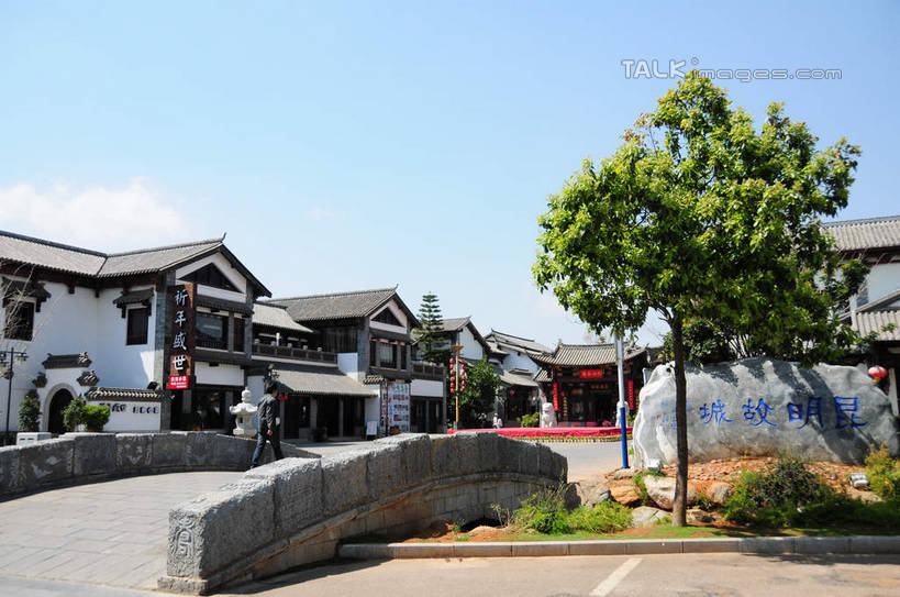 无人,家,横图,室外,白天,正面,旅游,度假,名胜古迹,植物,标志建筑,地标,建筑,昆明,中国,亚洲,阴影,遗迹,光线,影子,房屋,屋子,云,云朵,云彩,古迹,文物,娱乐,建设,古建筑,楼房,云南,住宅,树,树木,蓝色,绿色,白云,蓝天,天空,阳光,自然,天,享受,休闲,旅游胜地,放松,生长,晴朗,成长,昆明市,古文明,东亚,云南省,中华人民共和国,省会,西南地区,滇,晴空,彩图,房子,昆明古城,shsgf1