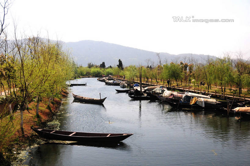 无人,横图,室外,白天,正面,旅游,度假,河流,美景,名胜古迹,山,山脉,水,植物,标志建筑,地标,建筑,船,昆明,中国,亚洲,波纹,遗迹,河水,景观,山峰,水流,木船,涟漪,山峦,古迹,文物,娱乐,建设,古建筑,云南,树,树木,绿色,倒影,水纹,天空,自然,交通工具,波浪,群山,天,享受,休闲,旅游胜地,景色,放松,生长,成长,倒映,舟,自然风光,载具,昆明市,古文明,东亚,云南省,中华人民共和国,省会,水晕,西南地区,滇,反照,彩图,昆明古城,shsgf1