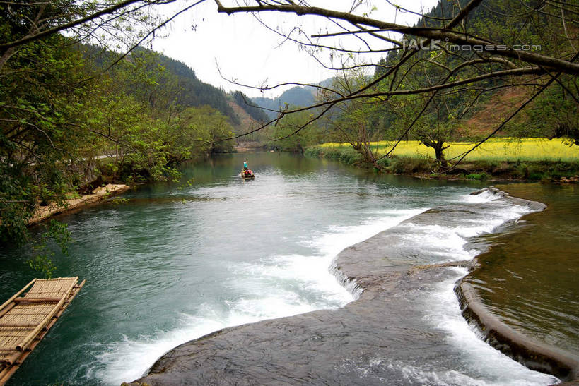 无人,横图,室外,白天,正面,旅游,度假,草地,草坪,河流,美景,山,山脉,水,植物,船,中国,亚洲,波纹,河水,景观,山峰,水流,木船,涟漪,山峦,娱乐,云南,草,树,树木,绿色,倒影,水纹,天空,自然,交通工具,波浪,群山,天,享受,休闲,景色,放松,生长,成长,倒映,舟,自然风光,载具,东亚,罗平,云南省,曲靖市,曲靖,罗平县,中华人民共和国,水晕,西南地区,滇,反照,彩图,shsgf1