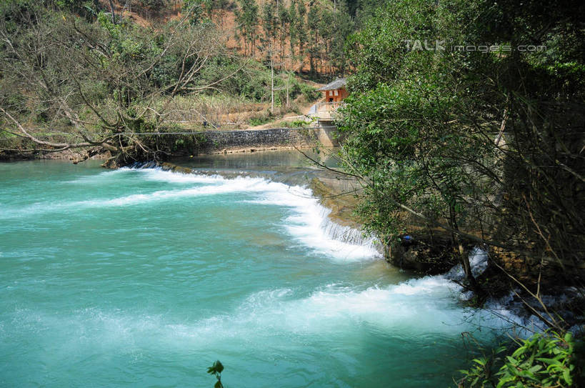 无人,横图,俯视,室外,白天,旅游,度假,河流,美景,树林,水,植物,中国,亚洲,飞溅,溅,液体,河水,景观,水滴,水流,娱乐,云南,水珠,树,树木,绿色,自然,享受,休闲,景色,放松,生长,成长,喷洒,自然风光,东亚,罗平,云南省,多依河,曲靖市,曲靖,罗平县,中华人民共和国,西南地区,滇,彩图,高角度拍摄,shsgf1