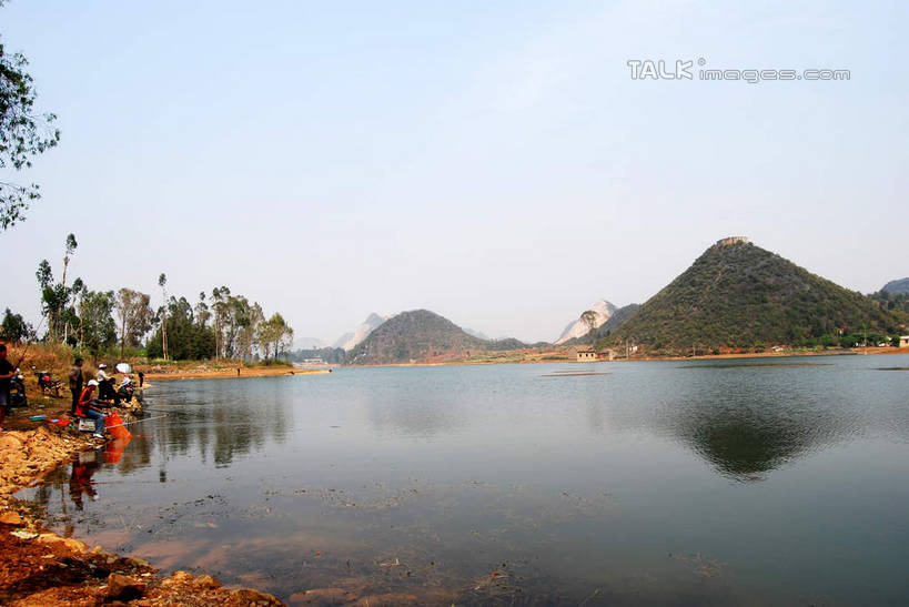 无人,横图,室外,白天,正面,旅游,度假,湖,湖泊,美景,山,山脉,水,植物,中国,亚洲,阴影,波纹,光线,影子,湖面,景观,山峰,水流,水面,涟漪,山峦,娱乐,云南,树,树木,蓝色,绿色,倒影,蓝天,水纹,天空,阳光,自然,波浪,湖水,群山,天,享受,休闲,景色,放松,生长,晴朗,成长,倒映,自然风光,东亚,云南省,普者黑,万里无云,中华人民共和国,水晕,西南地区,滇,文山,文山州,文山壮族苗族自治州,反照,晴空,晴空万里,彩图,丘北县,shsgf1