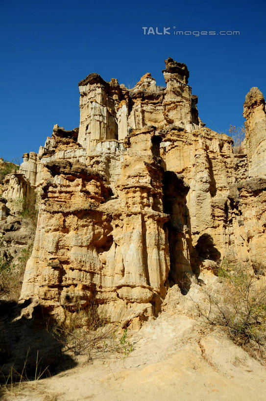 无人,竖图,室外,白天,仰视,旅游,度假,石头,美景,山,山脉,中国,亚洲,阴影,光线,石子,影子,景观,山峰,山峦,娱乐,云南,蓝色,蓝天,天空,阳光,自然,群山,天,享受,休闲,景色,放松,晴朗,自然风光,东亚,土林,元谋土林,云南省,元谋县,万里无云,中华人民共和国,西南地区,滇,楚雄,楚雄州,楚雄彝族自治州,石块,岩石,晴空,晴空万里,彩图,低角度拍摄,元谋,shsgf1