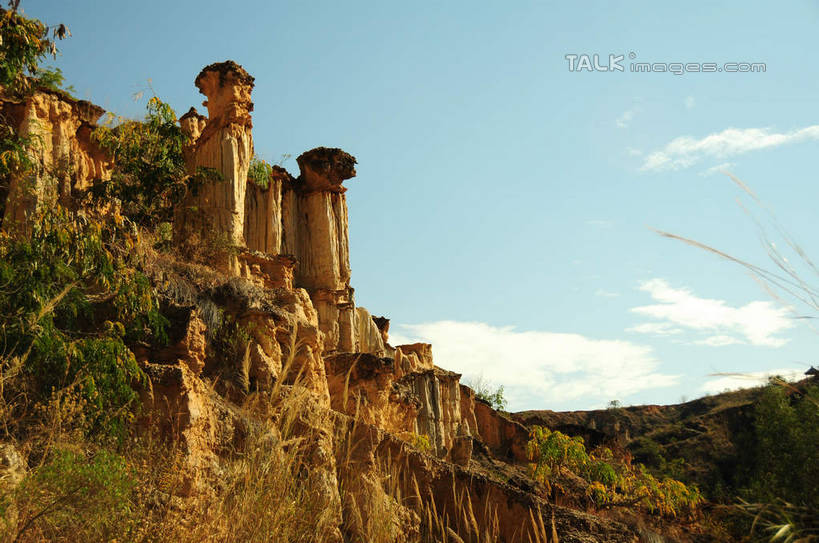 无人,横图,室外,白天,仰视,旅游,度假,石头,美景,山,山脉,植物,中国,亚洲,阴影,光线,石子,影子,景观,山峰,云,云朵,山峦,云彩,娱乐,云南,树,树木,蓝色,绿色,白云,蓝天,天空,阳光,自然,群山,天,享受,休闲,景色,放松,生长,晴朗,成长,自然风光,东亚,土林,元谋土林,云南省,元谋县,中华人民共和国,西南地区,滇,楚雄,楚雄州,楚雄彝族自治州,石块,岩石,晴空,彩图,低角度拍摄,元谋,shsgf1