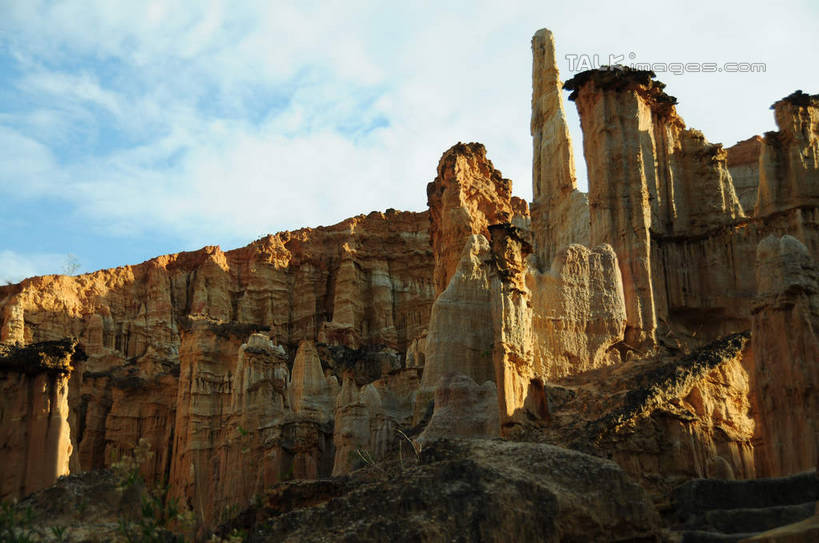 无人,横图,室外,白天,仰视,旅游,度假,石头,美景,山,山脉,中国,亚洲,阴影,光线,石子,影子,景观,山峰,云,云朵,山峦,云彩,娱乐,云南,蓝色,白云,蓝天,天空,阳光,自然,群山,天,享受,休闲,景色,放松,晴朗,自然风光,东亚,土林,元谋土林,云南省,元谋县,中华人民共和国,西南地区,滇,楚雄,楚雄州,楚雄彝族自治州,石块,岩石,晴空,彩图,低角度拍摄,元谋,shsgf1