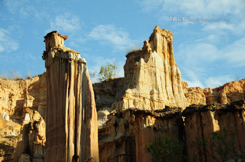 无人,横图,室外,白天,仰视,旅游,度假,石头,美景,山,山脉,植物,中国,亚洲,阴影,光线,石子,影子,景观,山峰,云,云朵,山峦,云彩,娱乐,云南,树,树木,蓝色,绿色,白云,蓝天,天空,阳光,自然,群山,天,享受,休闲,景色,放松,生长,晴朗,成长,自然风光,东亚,土林,元谋土林,云南省,元谋县,中华人民共和国,西南地区,滇,楚雄,楚雄州,楚雄彝族自治州,石块,岩石,晴空,彩图,低角度拍摄,元谋,shsgf1